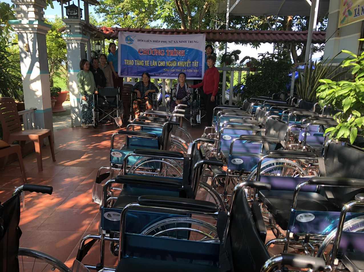 Ninh Trung trao tặng quà cho người khuyết tật 1.jpg (156 KB)
