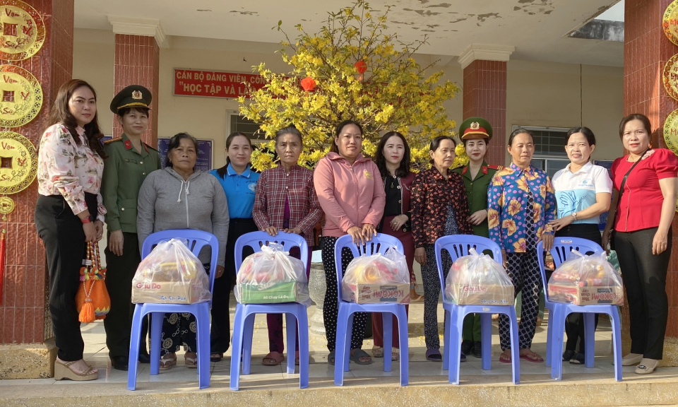 1303867_31_01_2024_tan_hung_hoi_lien_hiep_nu_huyen_tang_qua_tet_cho_hoi_vien_phu_nu_ngheo_kho_khan_anh_1_09371101