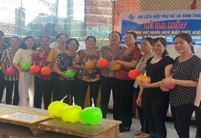 Phụ nữ xã Bình Thành ra mắt tổ phụ nữ “nuôi heo đất tiết kiệm tham gia bảo hiểm xã hội tự nguyện”2